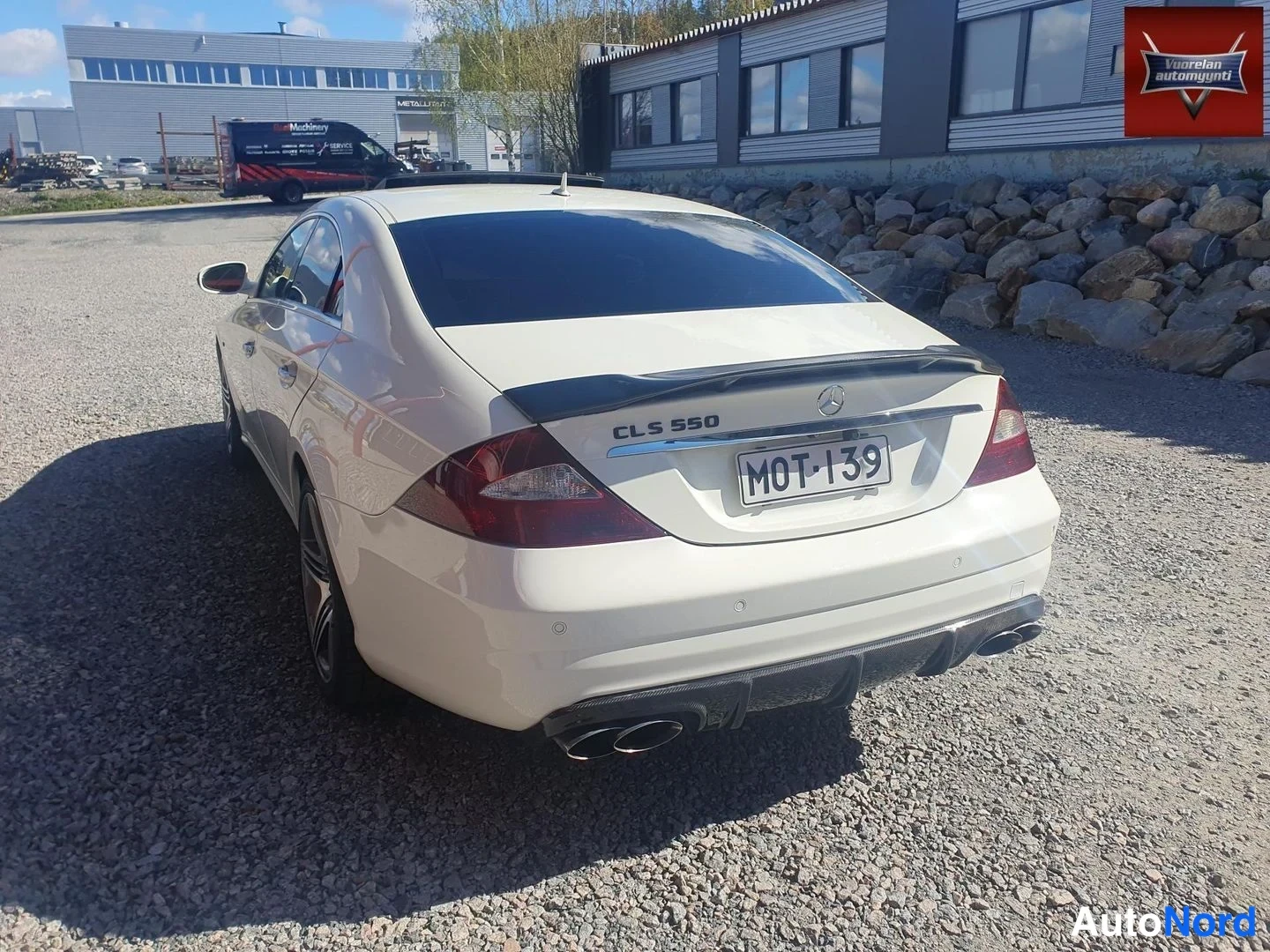 Takaviisto: Mercedes-Benz CLS:n takaosa kolmen neljäsosan kulmasta, takaluukussa CLS 500 -teksti, neljä pakoputkea ja rekisterikilpi.