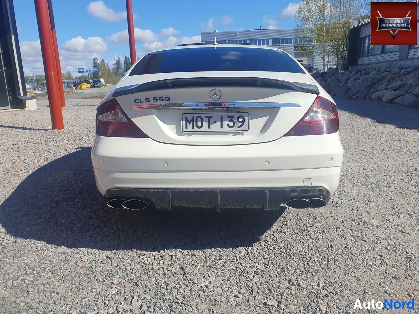 Takaa: Mercedes-Benz CLS:n takapää suoraan takaa valkoisena; rekisteritunnus, CLS 550 -teksti ja neljä pakoputkea.