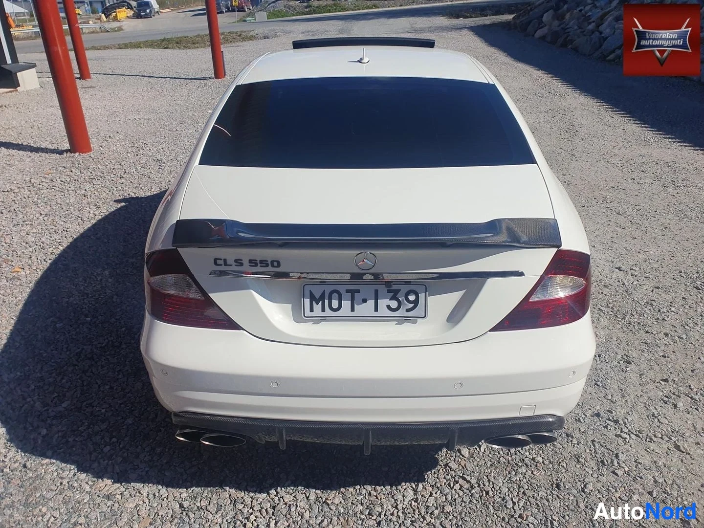 Takaa: Mercedes-Benz CLS:n takapää korkealta kuvattuna; rekisteritunnus, CLS 550 -merkintä ja hiilikuitumainen spoileri.