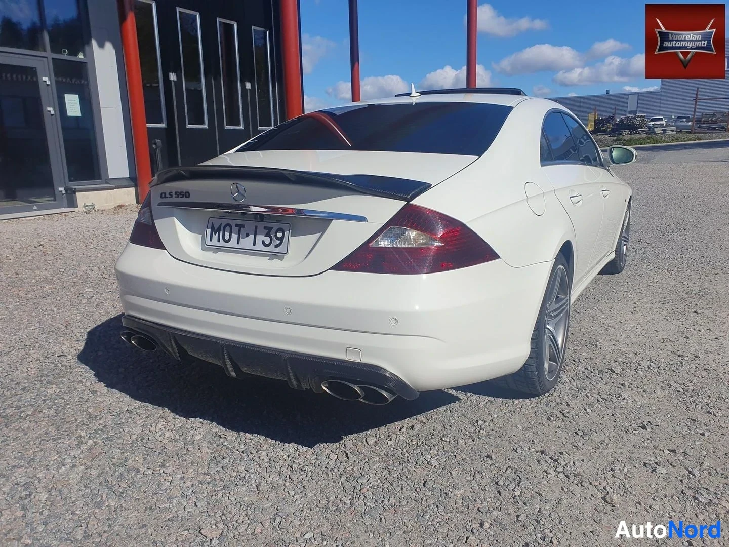 Takaviisto: Mercedes-Benz CLS takaviistolta valkoisena; rekisteritunnus, takavalo ja suuret pakoputket näkyvät.