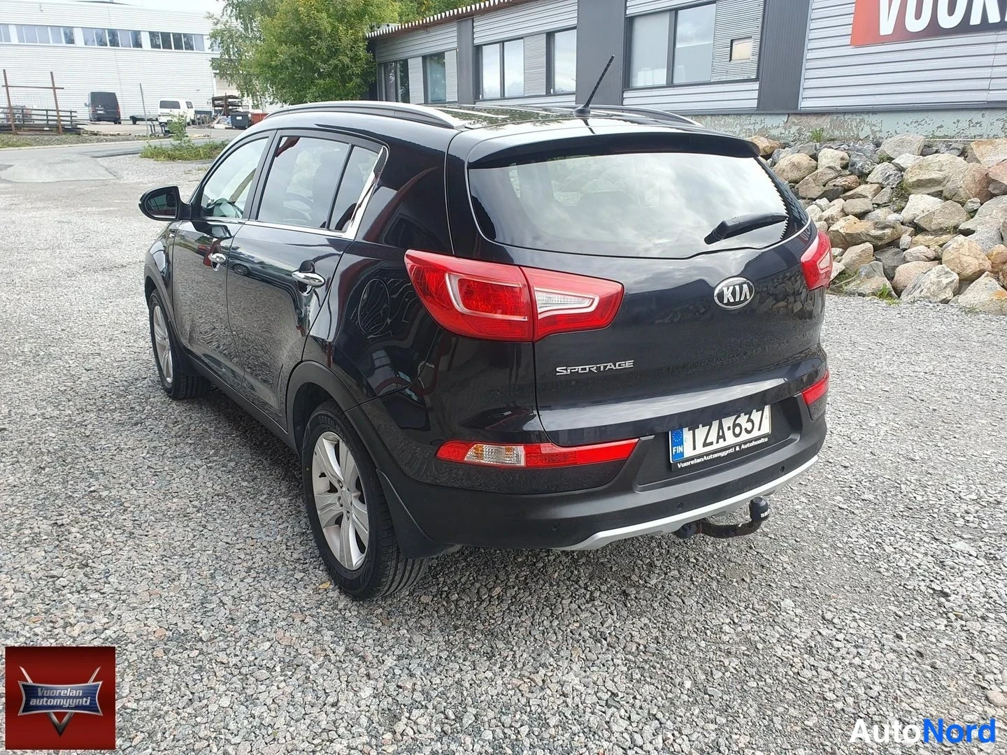 Takaviisto: Kia Sportagen takakolmannes, rekisterikilpi ja takavalot näkyvissä.