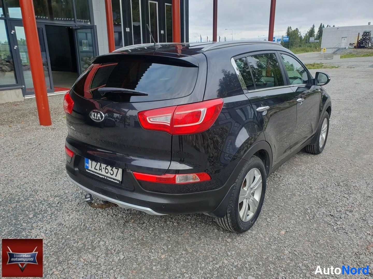 Takaviisto: Kia Sportagen takakolmannes oikealta päin, rekisterikilpi ja takavalo näkyvissä.