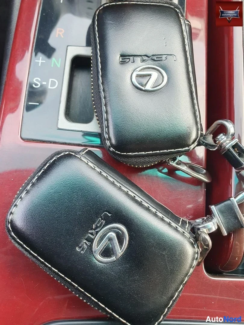 Muu: Kaksi Lexus-avainnippua kevytnahkaisilla suojilla vaihtajan päällä