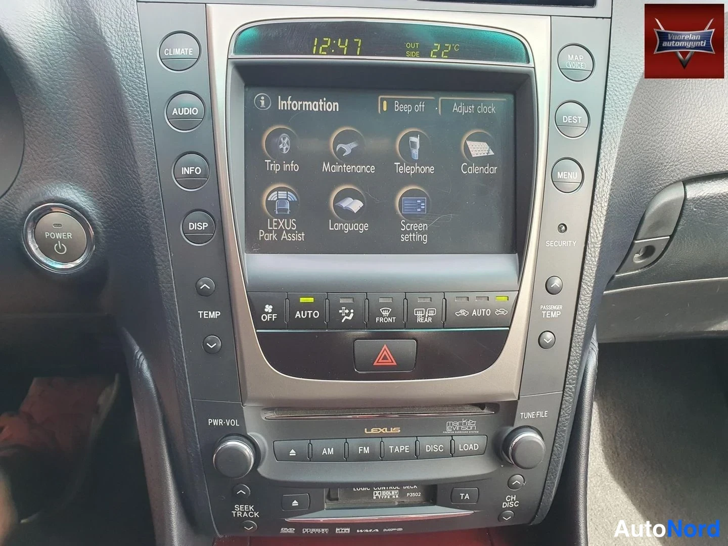 Muu: Keskikonsolin näyttö ja painikkeet: näytöllä Information-valikko (Trip info, Maintenance, Telephone, Calendar, LEXUS Park Assist, Language, Screen setting), kel