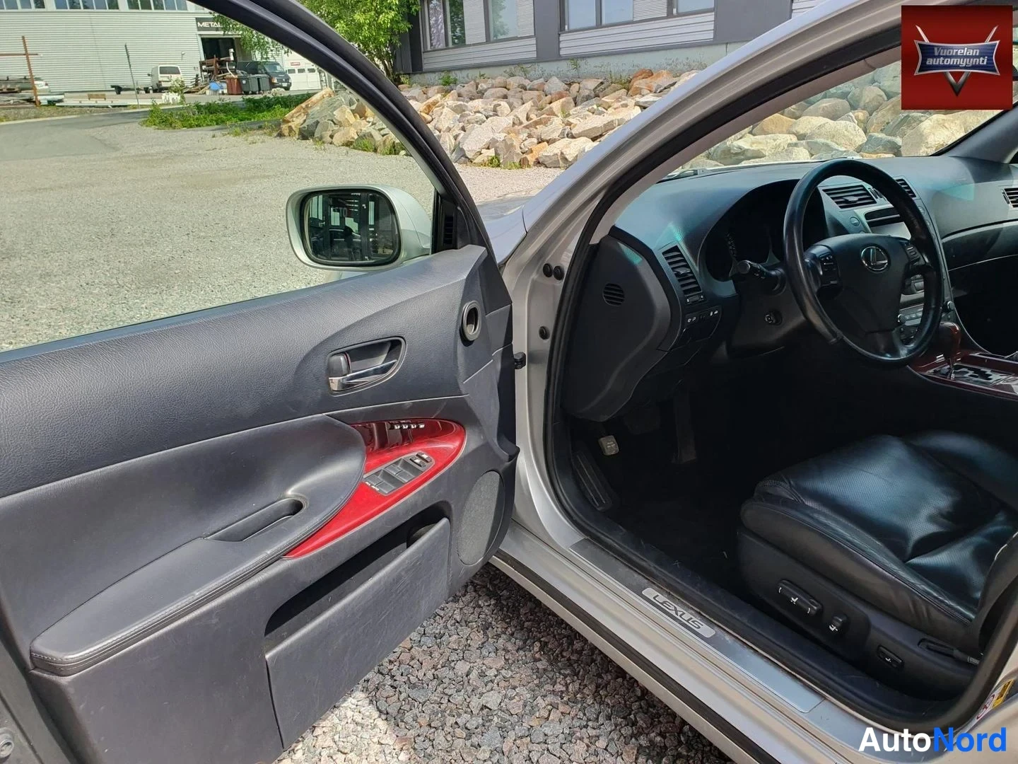 Muu: Avattu kuljettajan ovi ja ohjaamo, nahkainen tuoli ja Lexus-ovenkynnys