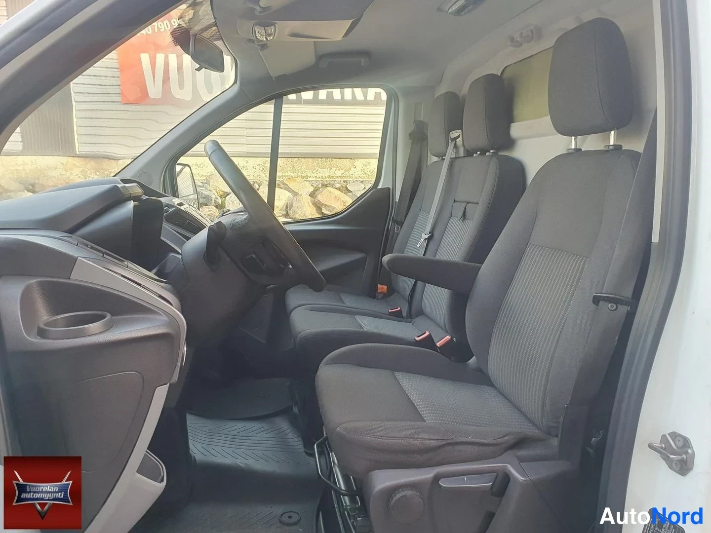 Valkoinen Ford Transit Custom 2013, yksityiskohta, kuva 11