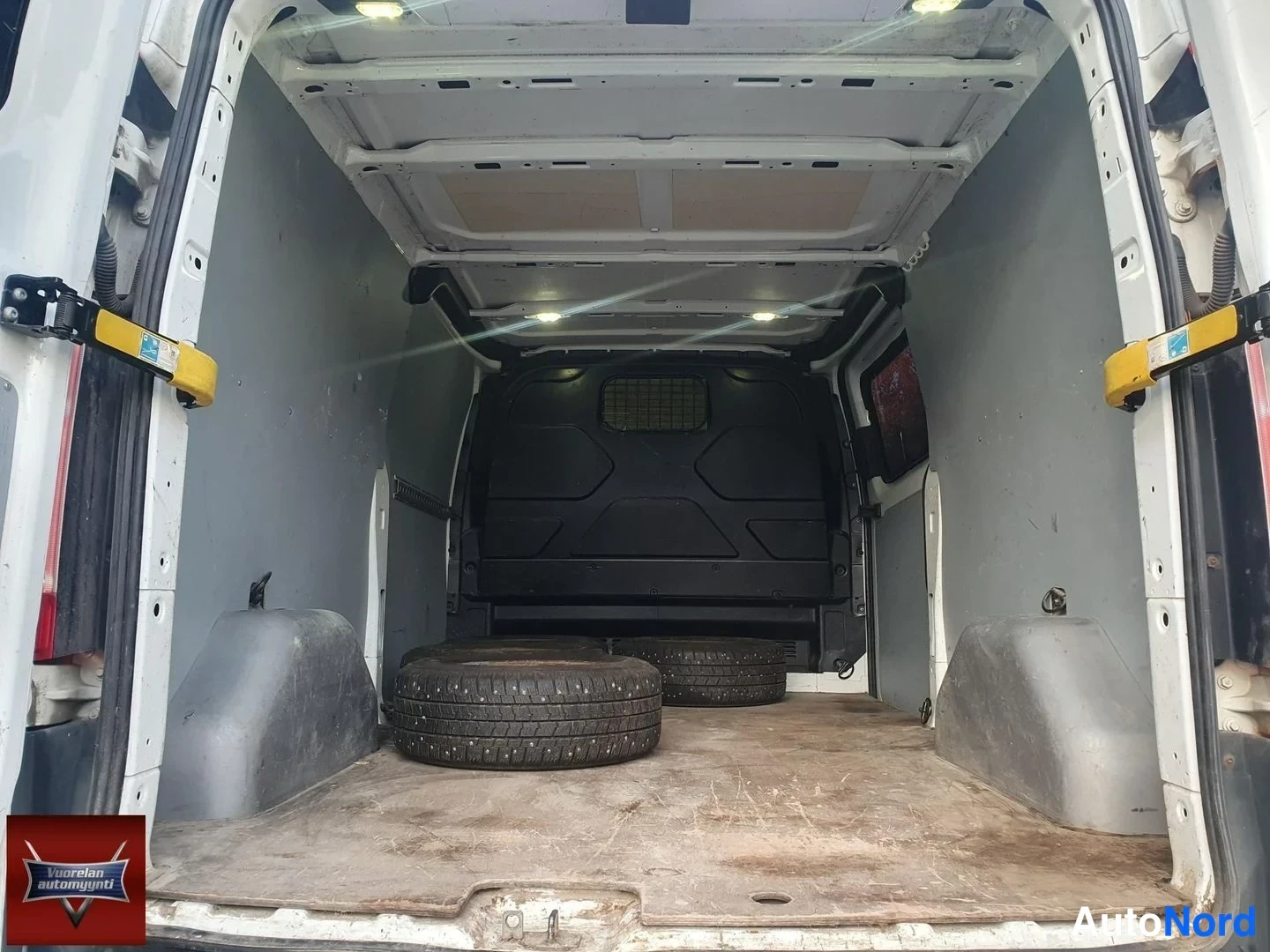 Valkoinen Ford Transit Custom 2013, tavaratila, kuva 10