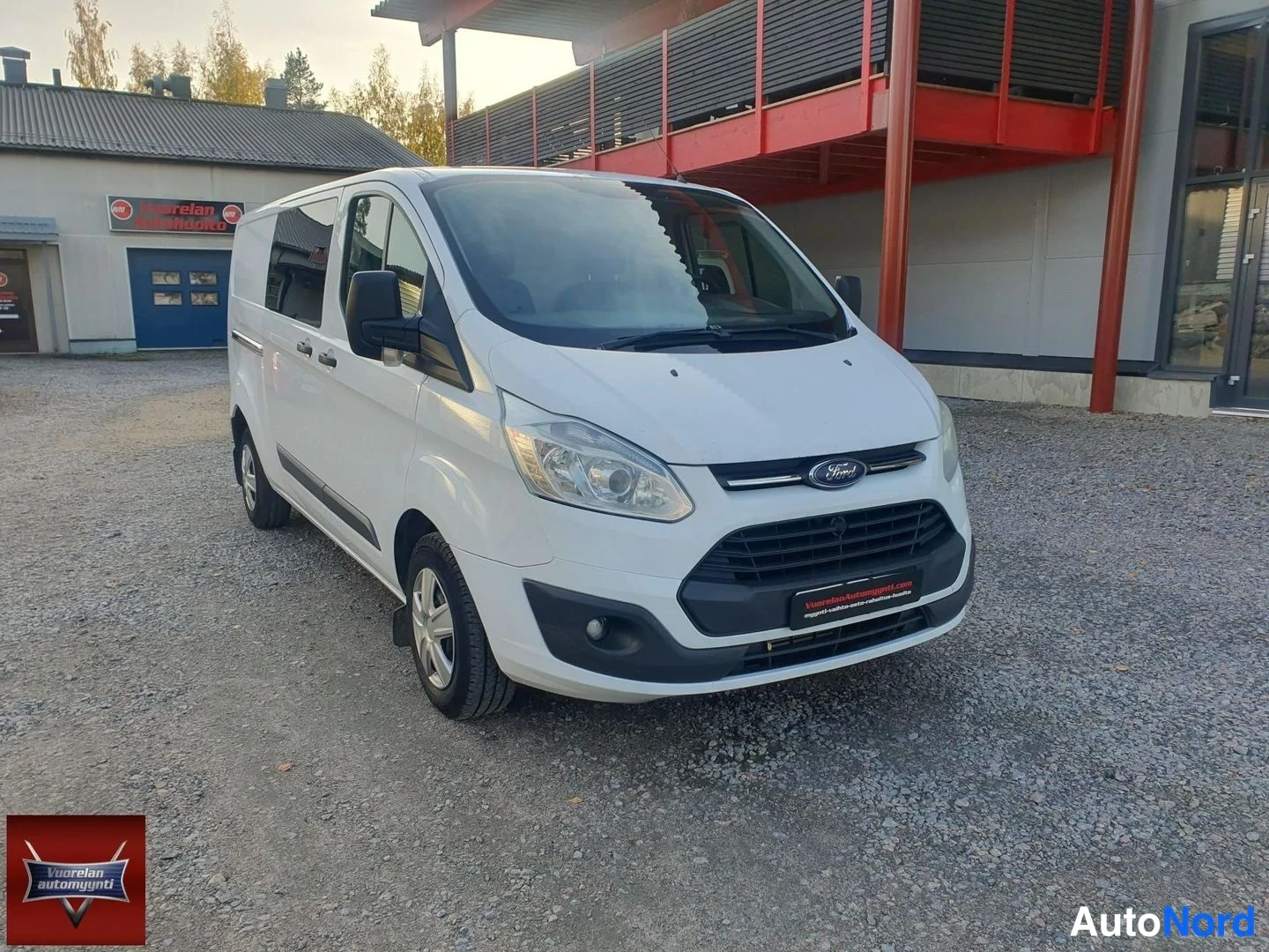 Valkoinen Ford Transit Custom 2013, etuviisto, keula oikealle, kuva 3
