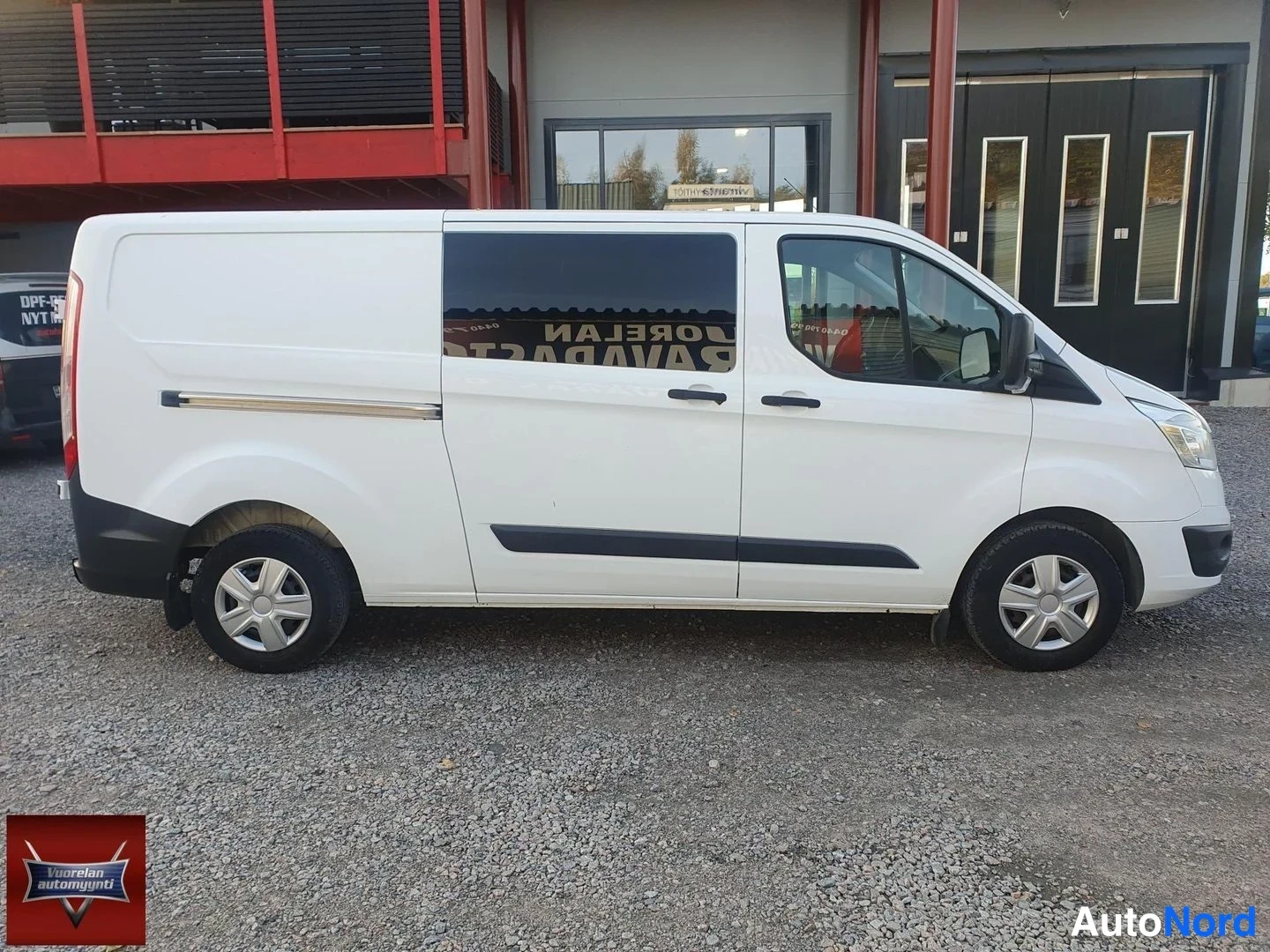Valkoinen Ford Transit Custom 2013, etuviisto, keula oikealle, kuva 4
