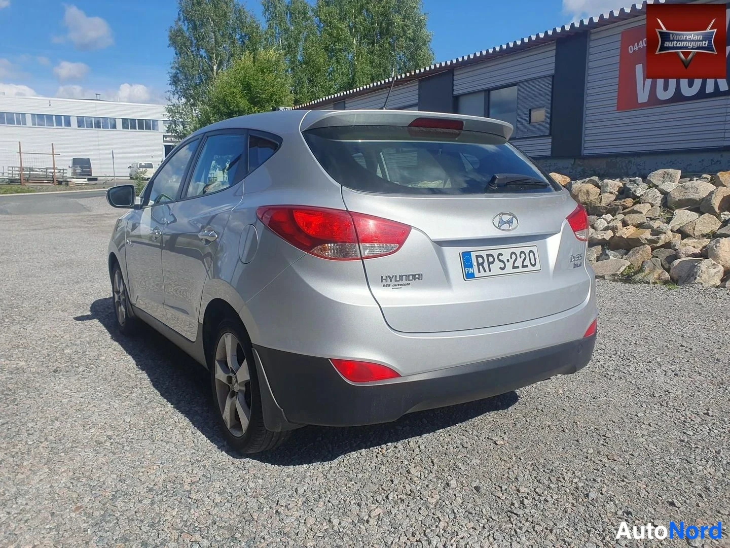 Takaviisto: Hopeinen Hyundai ix35 kuvattuna takaa viistosti; takaluukussa Hyundai-merkki ja rekisterikilpi, vasen kylki ja takaosa näkyvissä.