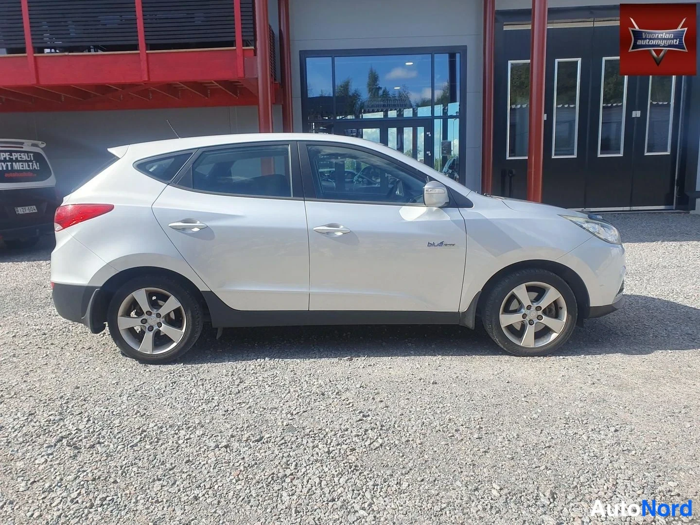 Sivulta: Hyundai ix35:n sivuprofiili vasemmalta, hopea koriväri, hopeavanneometallit.