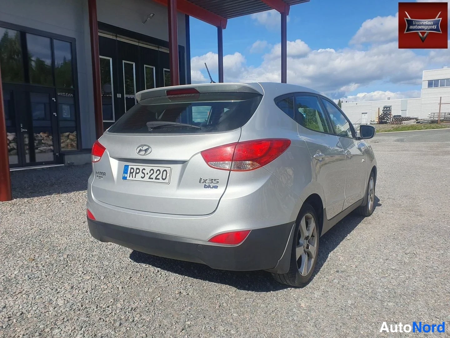 Takaviisto: Hyundai ix35 takakulmakuvassa, takaluukussa ix35 blue -teksti, rekisterikilpi.