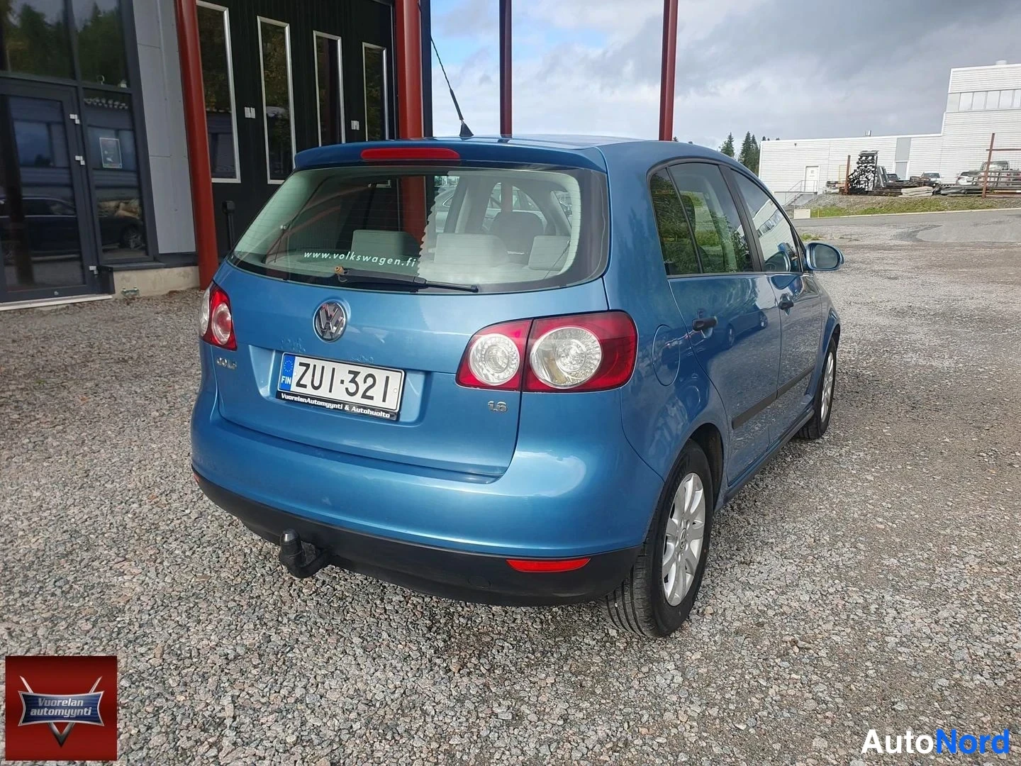 Takaviisto: Sininen Volkswagen Golf Plus takaa ja oikealta sivulta kuvattuna; rekisteritunnus, takaluukussa 1.6-merkintä ja vetokoukku takapuskurissa.