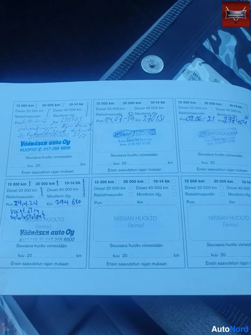 Muu: Huoltokirjan täyttöarkki, jossa useita Niss huoltopisteiden leimoja ja käsin kirjoitettuja huoltopäivämääriä, mm. Väinämäisen auto Oy Kuopion leimat.