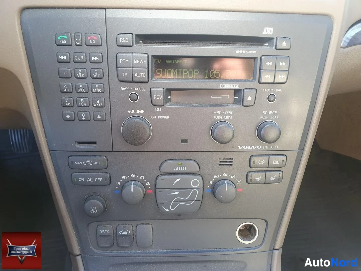 Muu: Volvo HU-603 radio ja automaattinen ilmastointi; radiossa lukee 'SUOMIPOP 105.0'