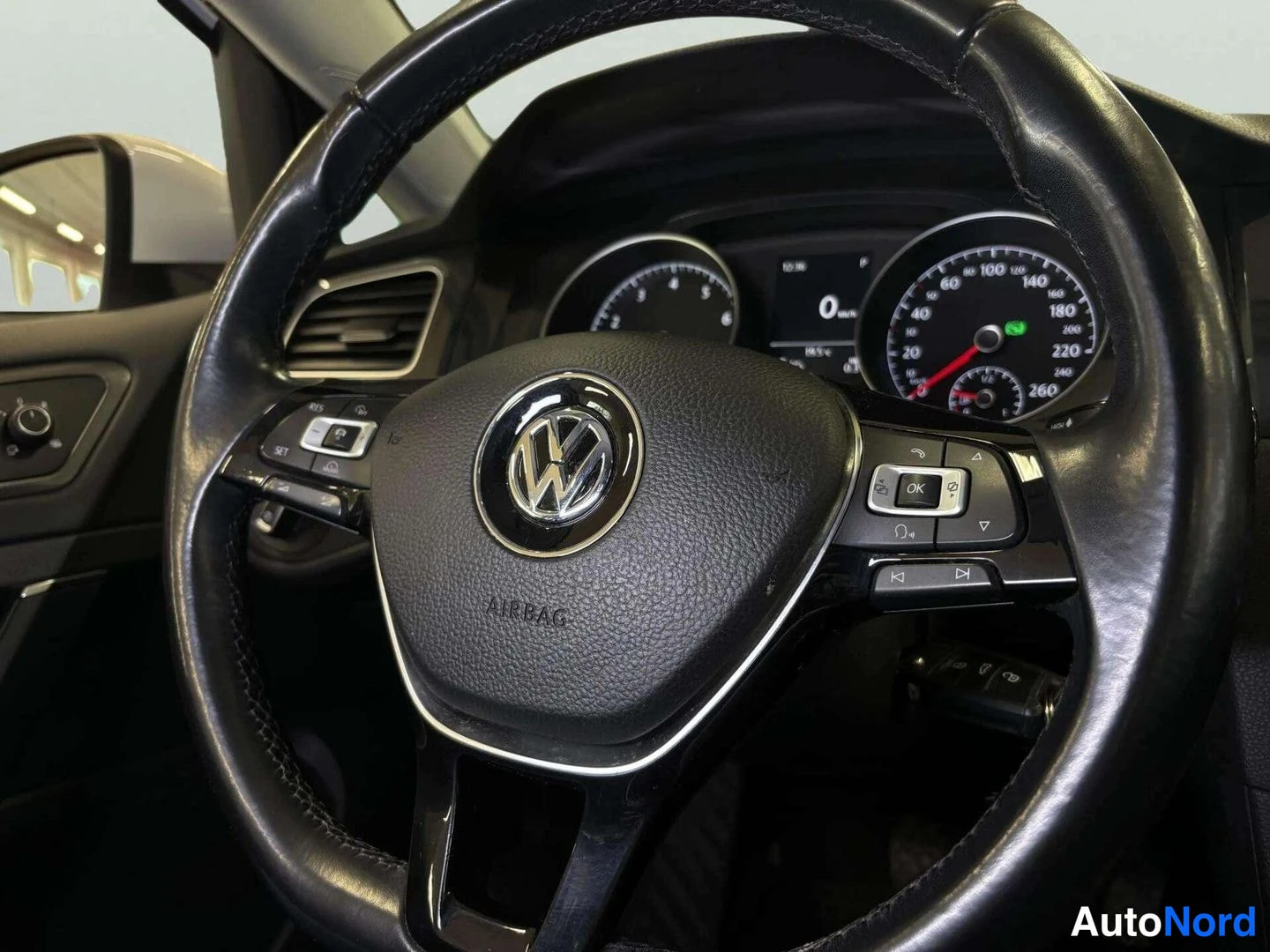 Muu: VW-merkillinen ohjauspyörä ja mittaristo, nopeusmittari 0 km/h.