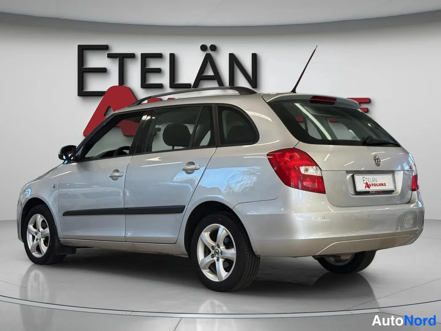 Harmaa Skoda Fabia 2010, takaviisto, kuva 14