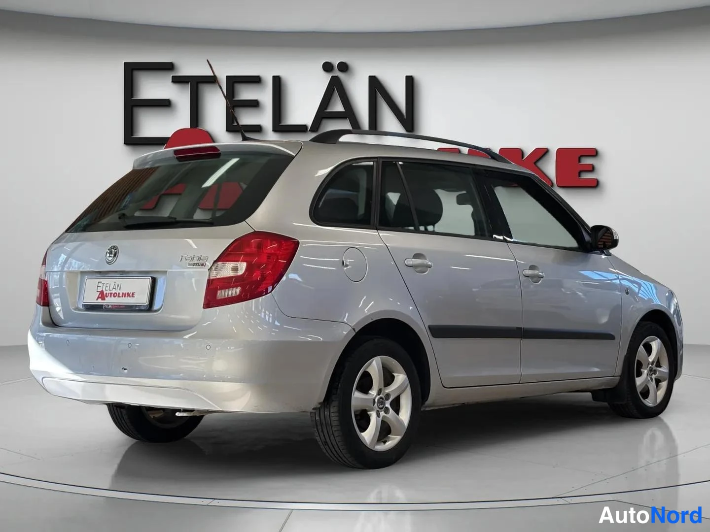 Harmaa Skoda Fabia 2010, etuviisto, keula vasemmalle, kuva 2