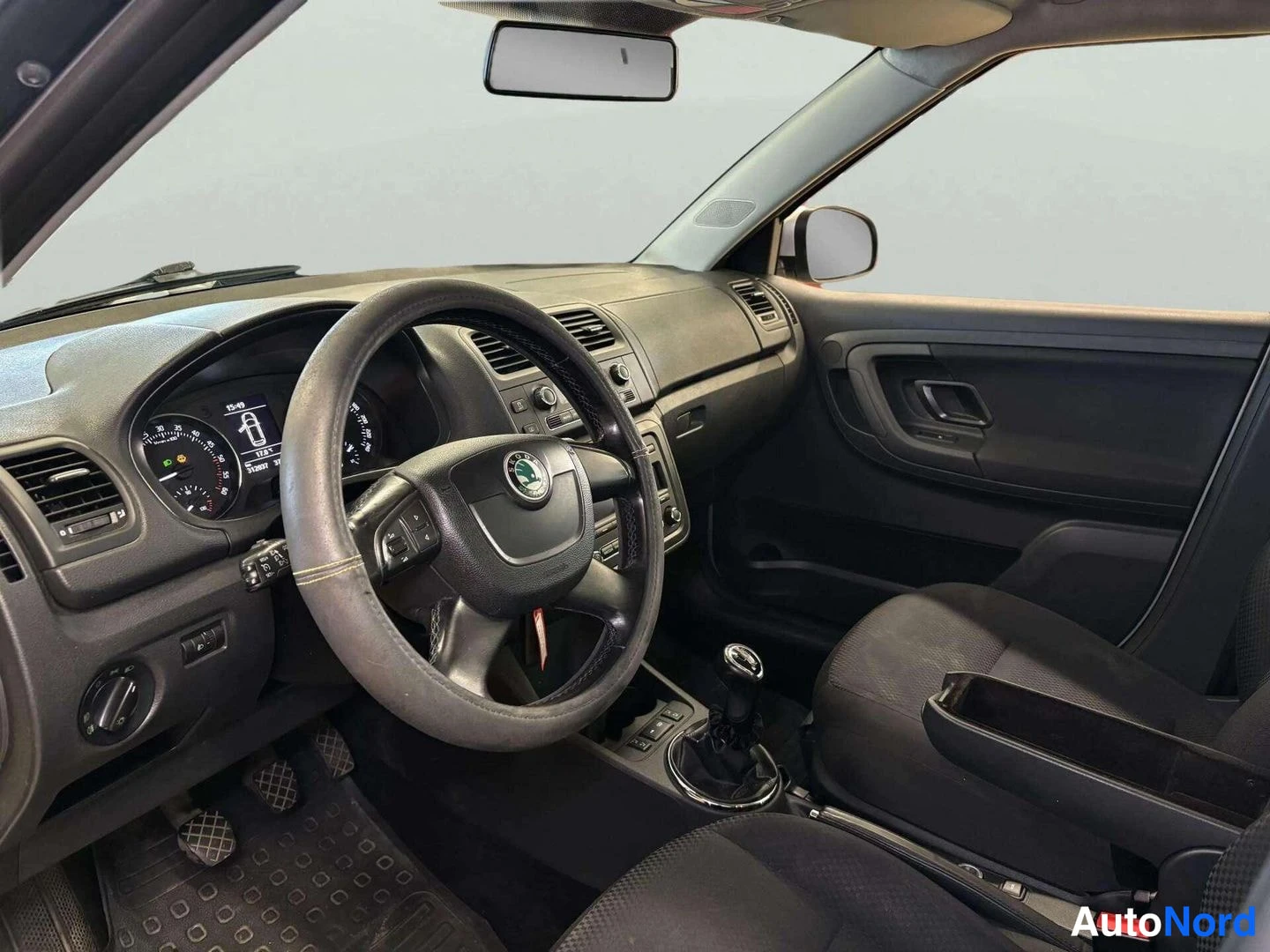 Harmaa Skoda Fabia 2010, sivulta, kuva 7
