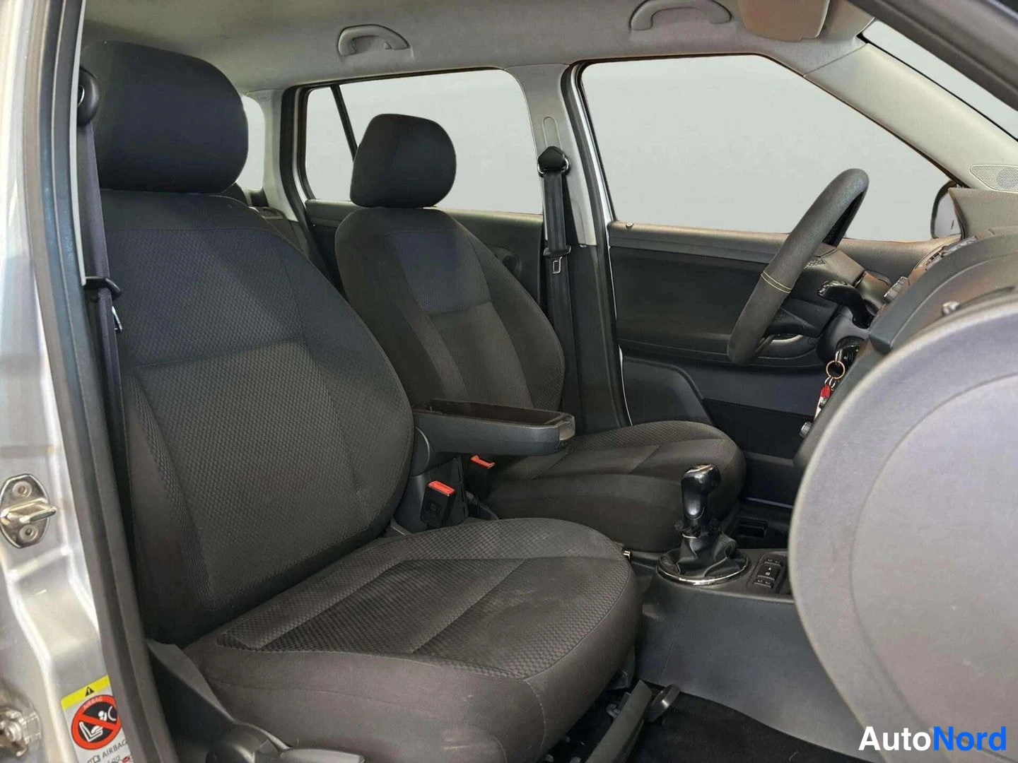 Harmaa Skoda Fabia 2010, sivulta, kuva 8