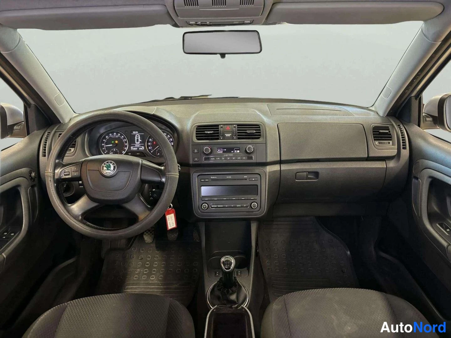 Harmaa Skoda Fabia 2010, sivulta, kuva 10
