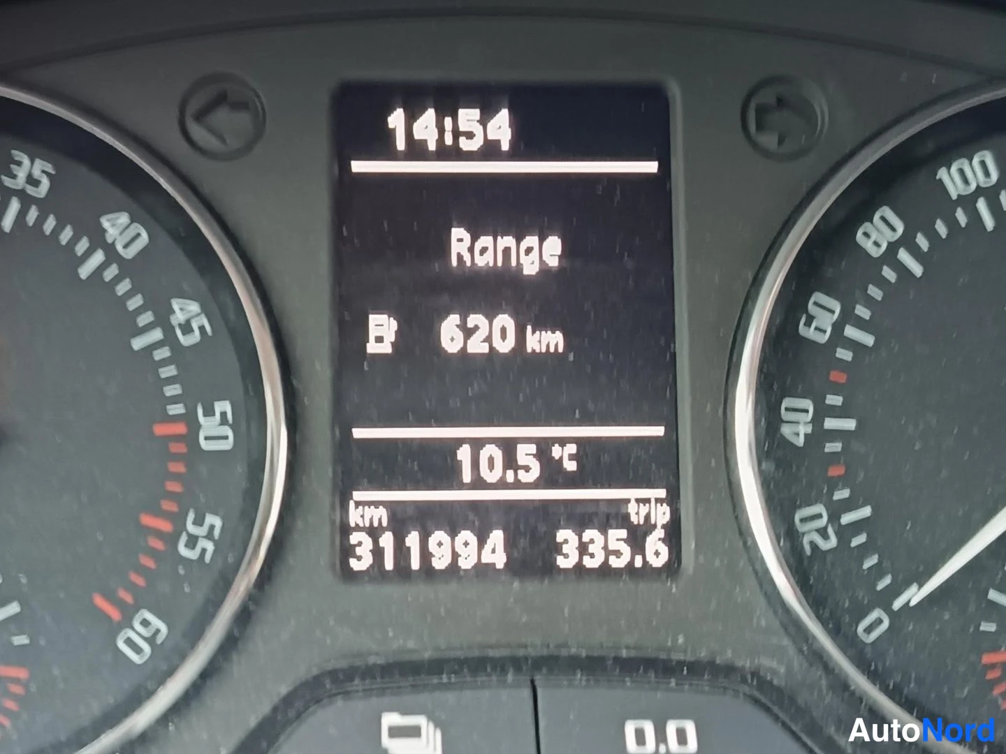 Muu: Mittariston keskinäyttö näyttää kelloa 14:54, toimintamatkaa 620 km, lämpötilaa 10,5 °C, lukemaan 311994 km ja triplukemaan 335,6.