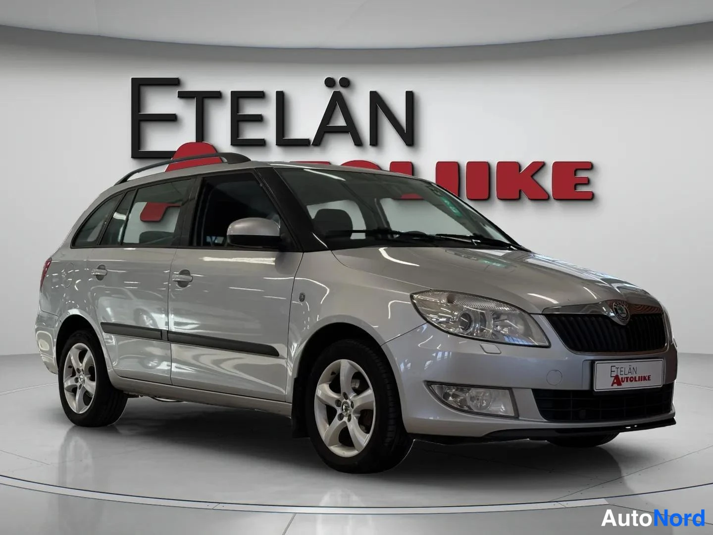 Harmaa Skoda Fabia 2010, etuviisto, keula oikealle, kuva 4