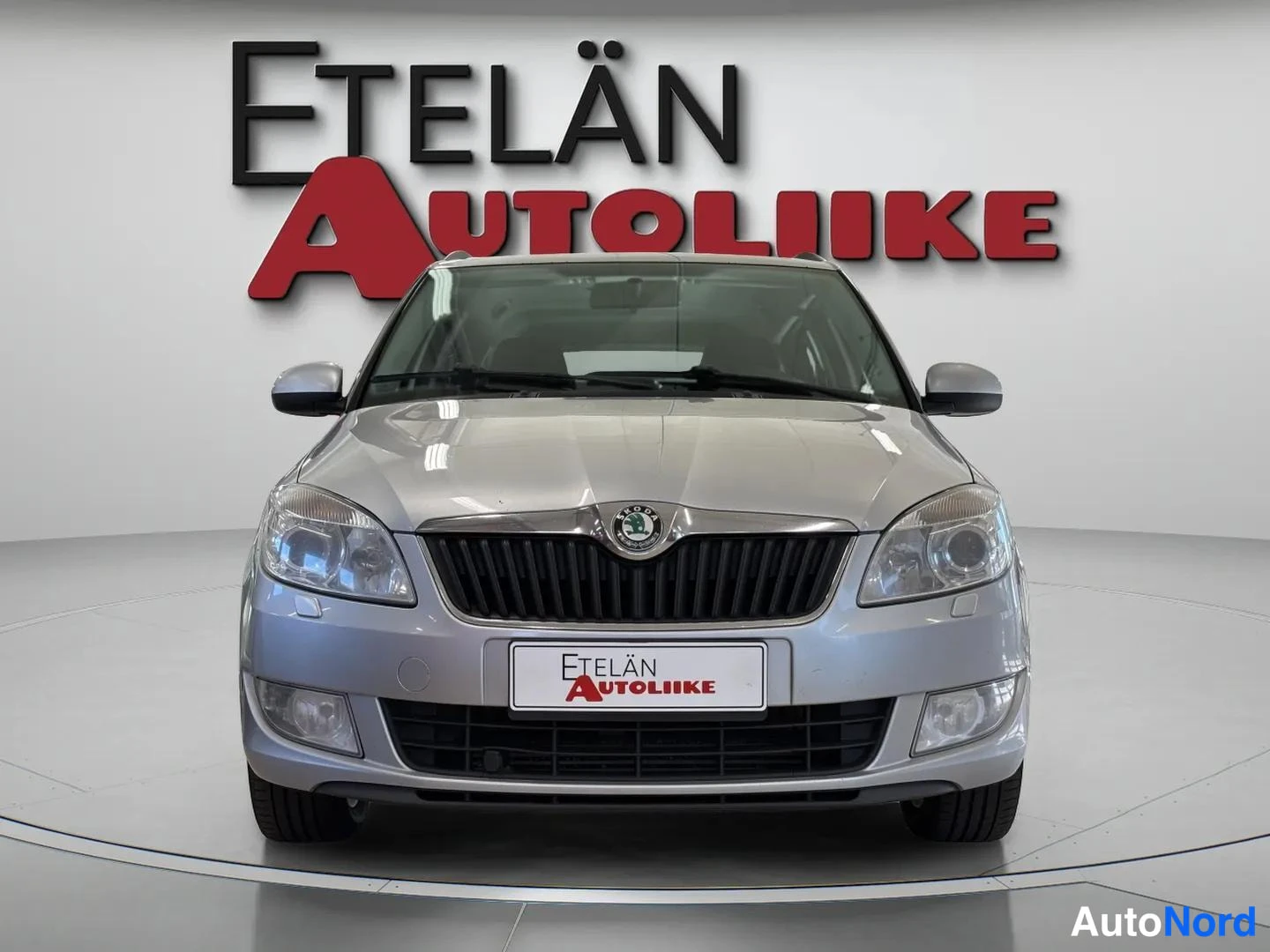 Harmaa Skoda Fabia 2010, edestä, kuva 5