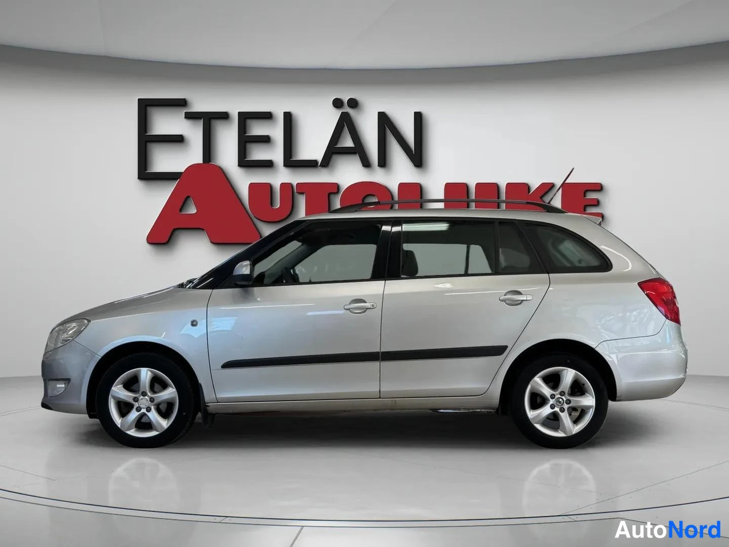 Harmaa Skoda Fabia 2010, sivulta, kuva 6