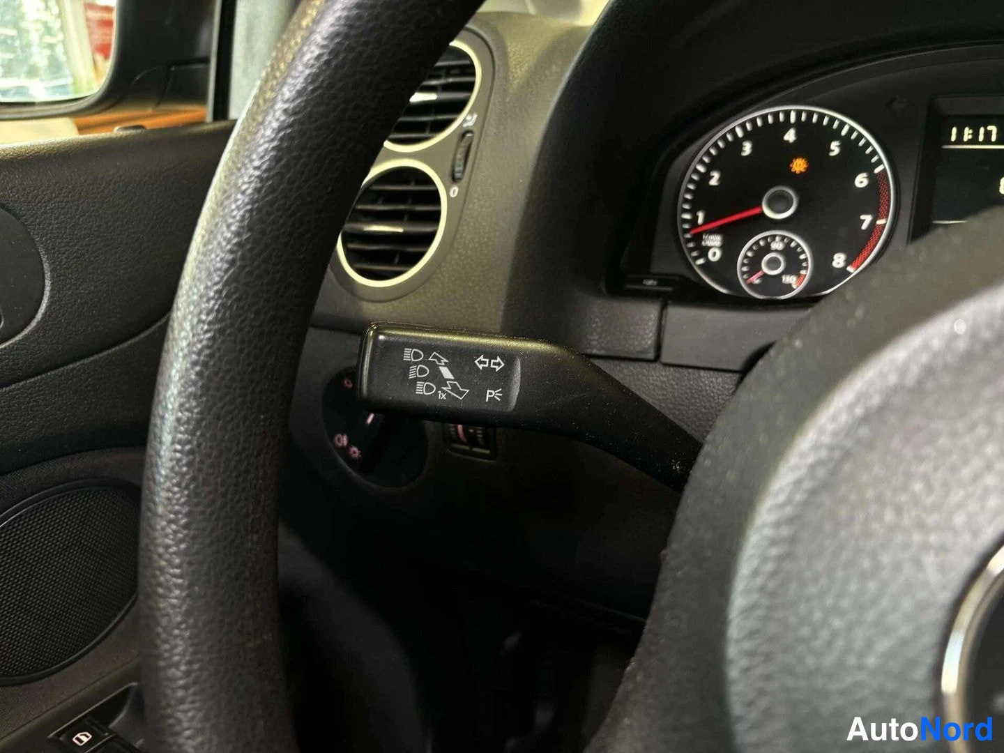 Musta Volkswagen Golf Plus 2010, yksityiskohta, kuva 10