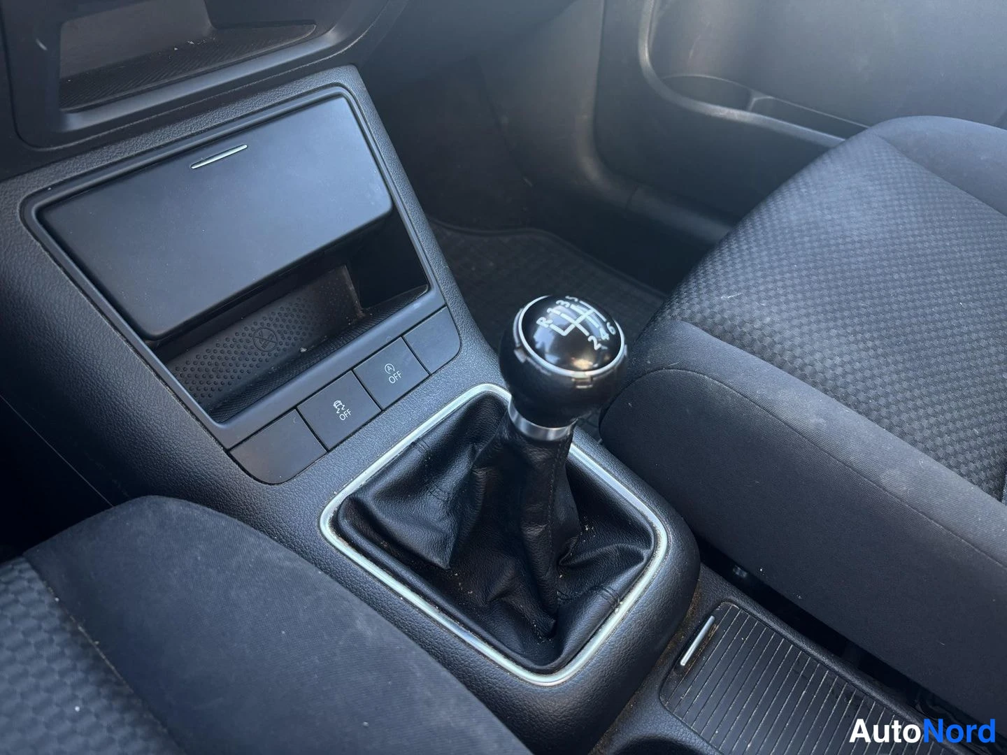 Muu: Auton sisatila: musta manuaalivaihtokeppi ja keskeconsole, tummat kankaatupenolit.
