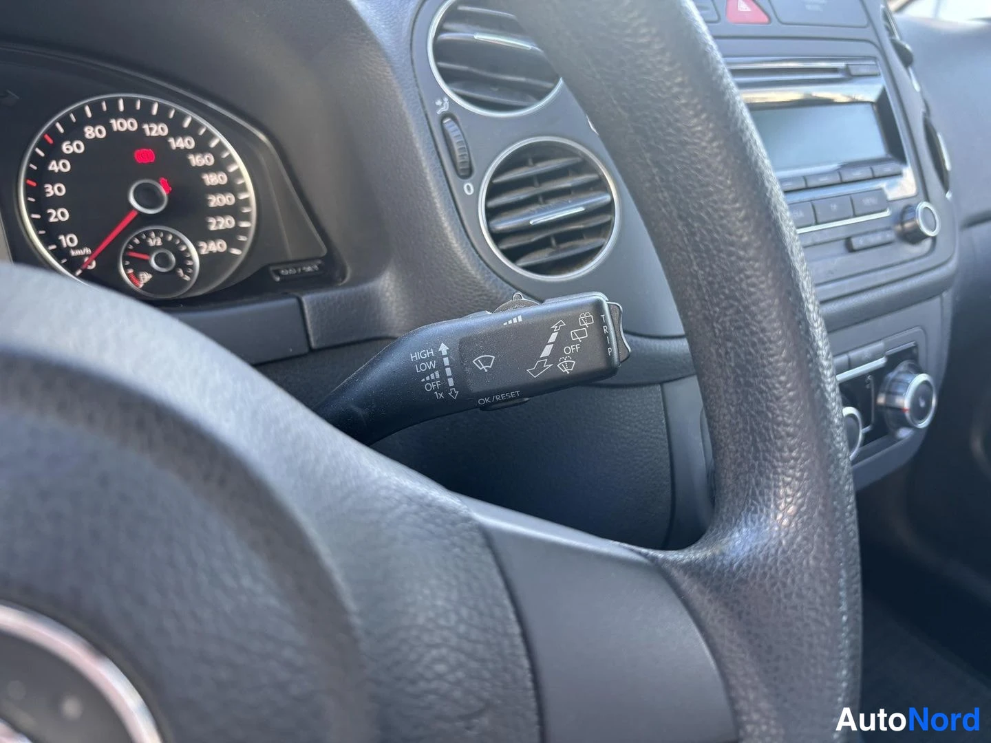 Muu: Rattin takana nakyva suuntavilkkuvipu, tahtainjarruvipu ja nopeusmittari aina 240 km/h asti.