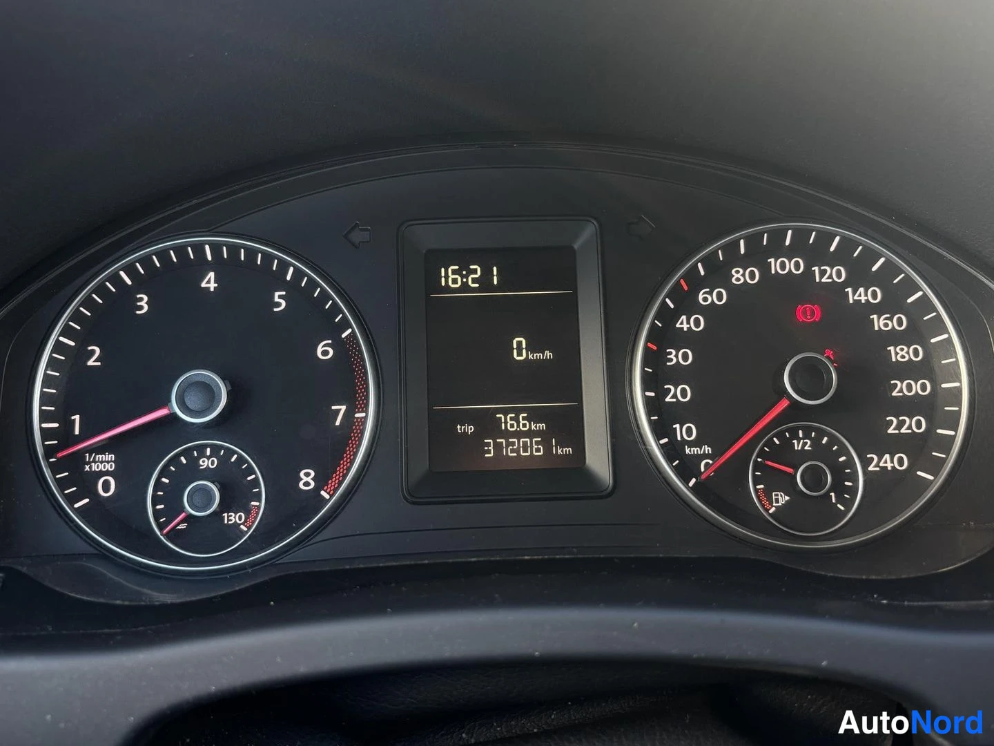 Muu: Kojeisto: kierroslukumittari, nopeusmittari 240 km/h asti ja naytto, jossa kmlukema 372061 km ja matka 16.6 km.