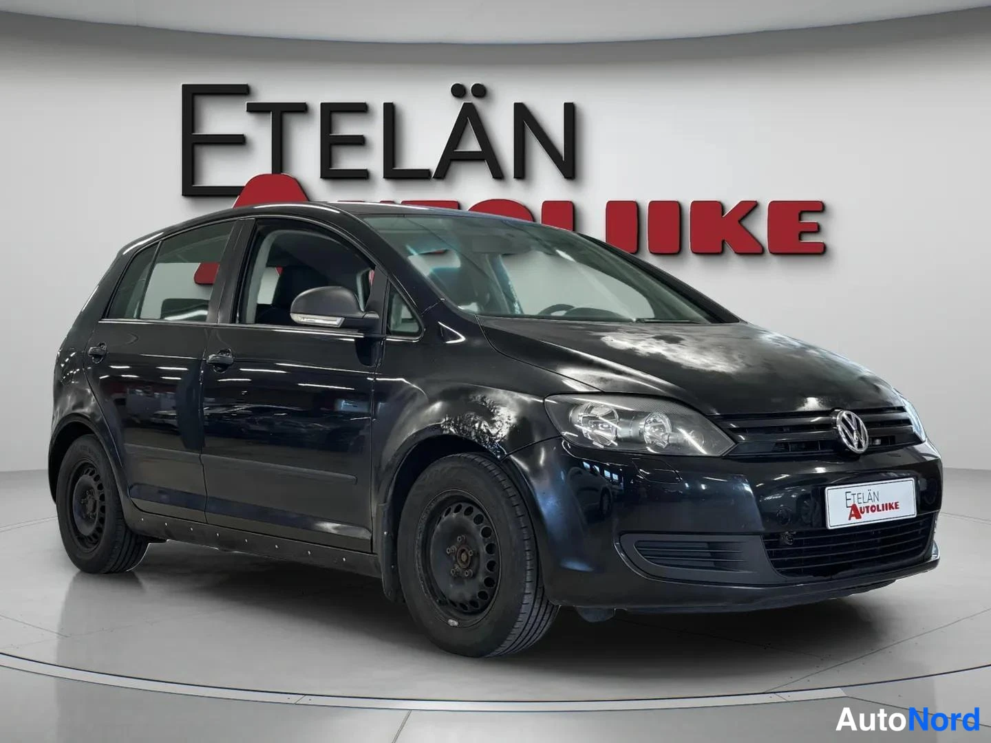 Musta Volkswagen Golf Plus 2010, etuviisto, keula oikealle, kuva 2