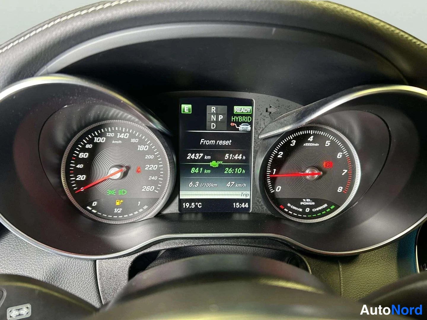 Edestä: Lähikuva Mercedes-Benz-kojelaudasta: nopeusmittari, kierroslukumittari ja hybridinäyttö, jolla lukee From reset 2437 km 51:44 h.