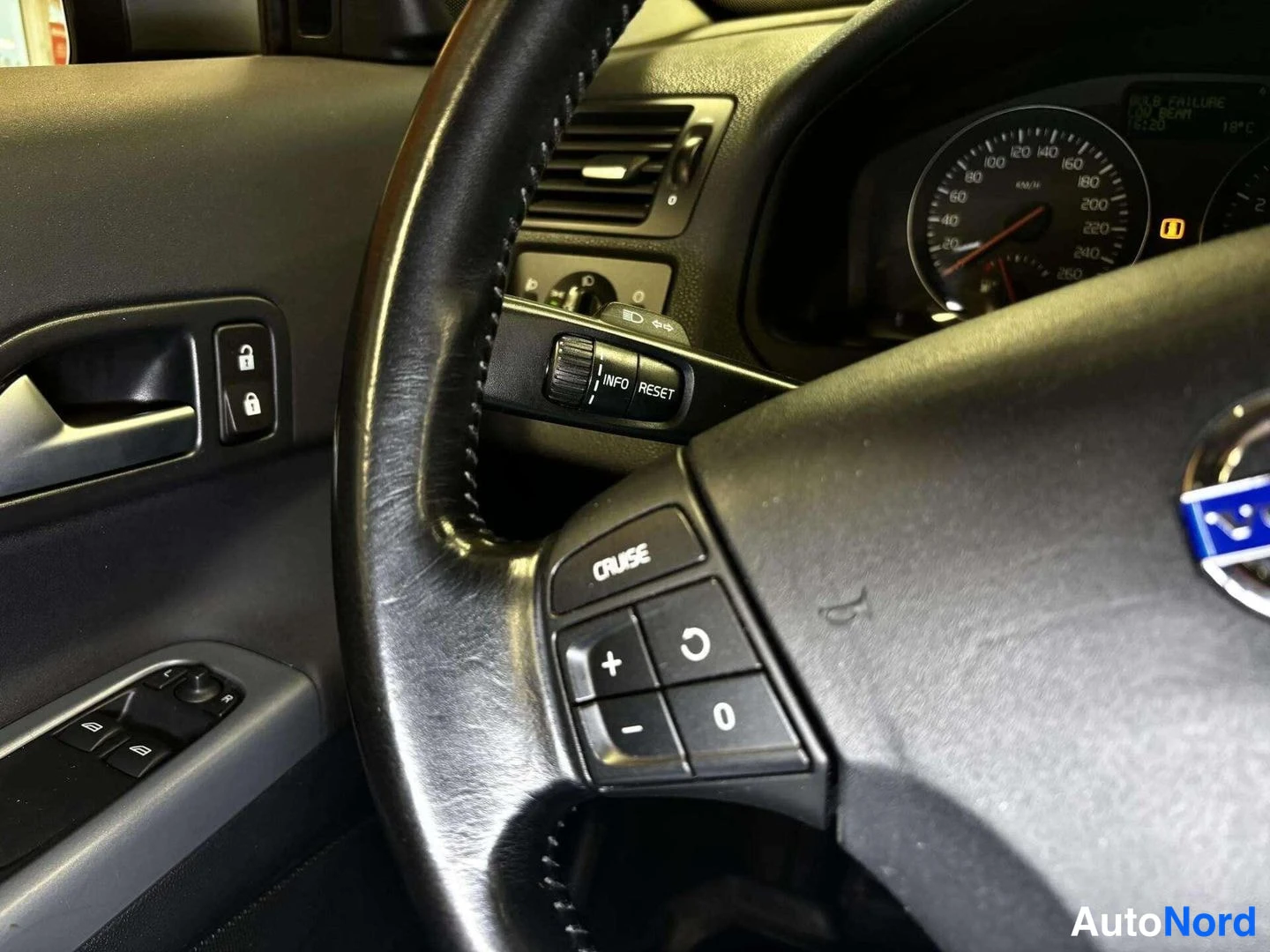 Muu: Ohjauspyörän ja kojetaulun lähikuva: Volvo-merkki ohjauspyörässä, CRUSET-näppäimet, mittaristo ja VIN FAILURE -varoitus näytöllä.