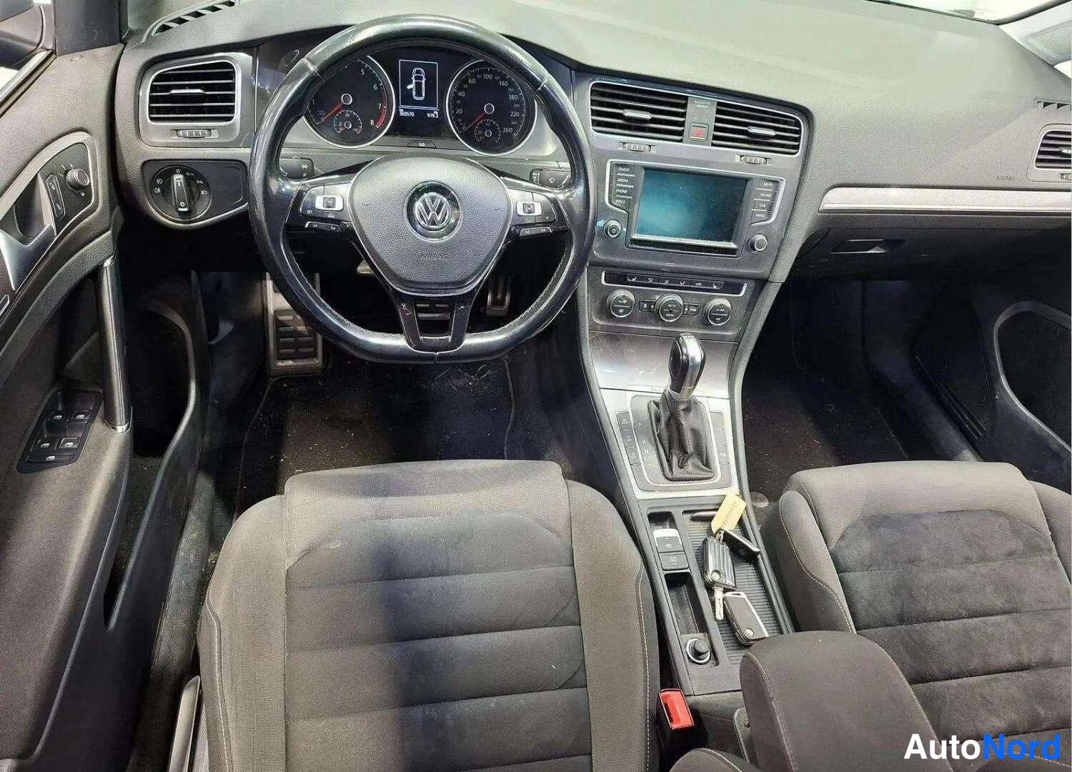Muu: Autoa ohjaamo: musta sisusta, ohjauspyörä VW-logolla, instrumentit, kosketusnäyttö ja automaattivalitsin. Kuljettajan istuin ja lattiamatto likaisia. Ovi auki.