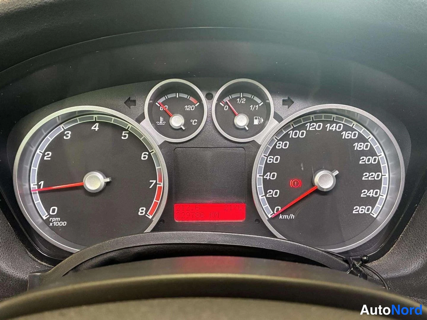 Yksityiskohta: Mittaristo: nopeusmittari 260 km/h asti, kierroslukumittari 8 r/x1000, polttoaine- ja lämpömittarit; matkamittari punaisessa näytössä.