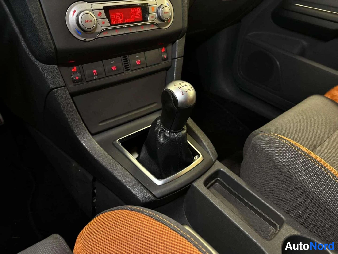 Oranssi Ford Focus 2007, kuva 13