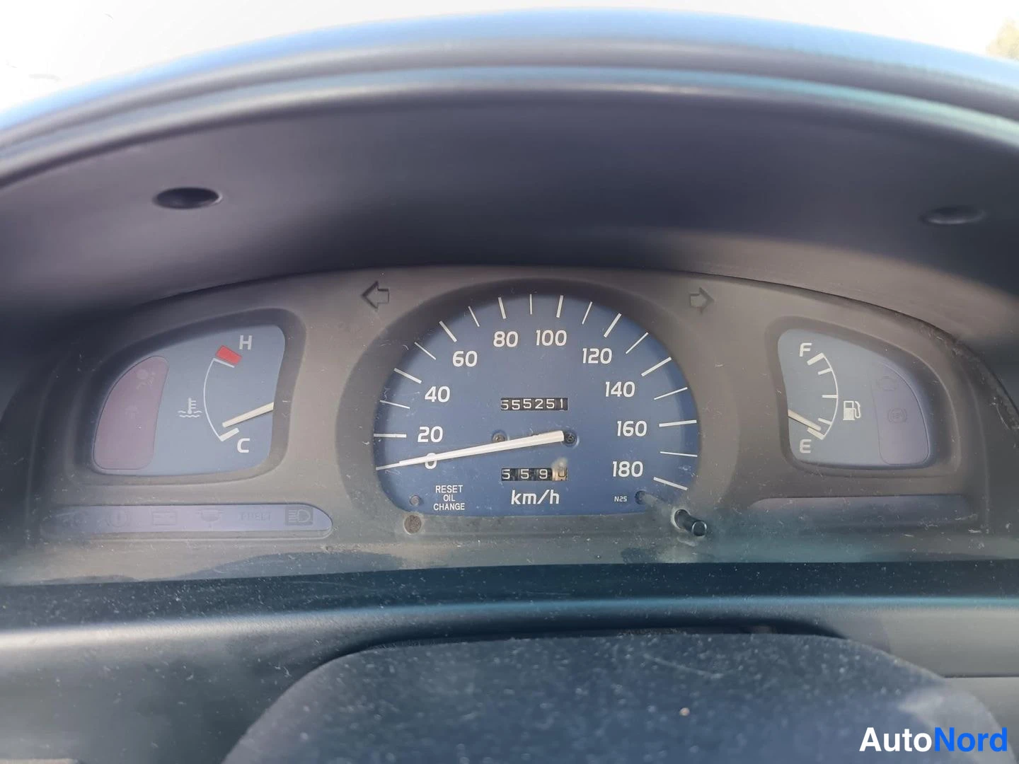Muu: Ajoneuvon mittaristo: nopeusmittarin asteikko 0–180 km/h ja lukema 355251.