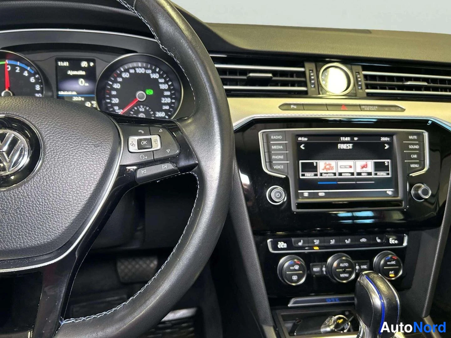 Muu: Volkswagenin ohjaamo: ohjauspyörä, mittaristo, radiovälineistön näyttö ja automaattivaihteen valitsin