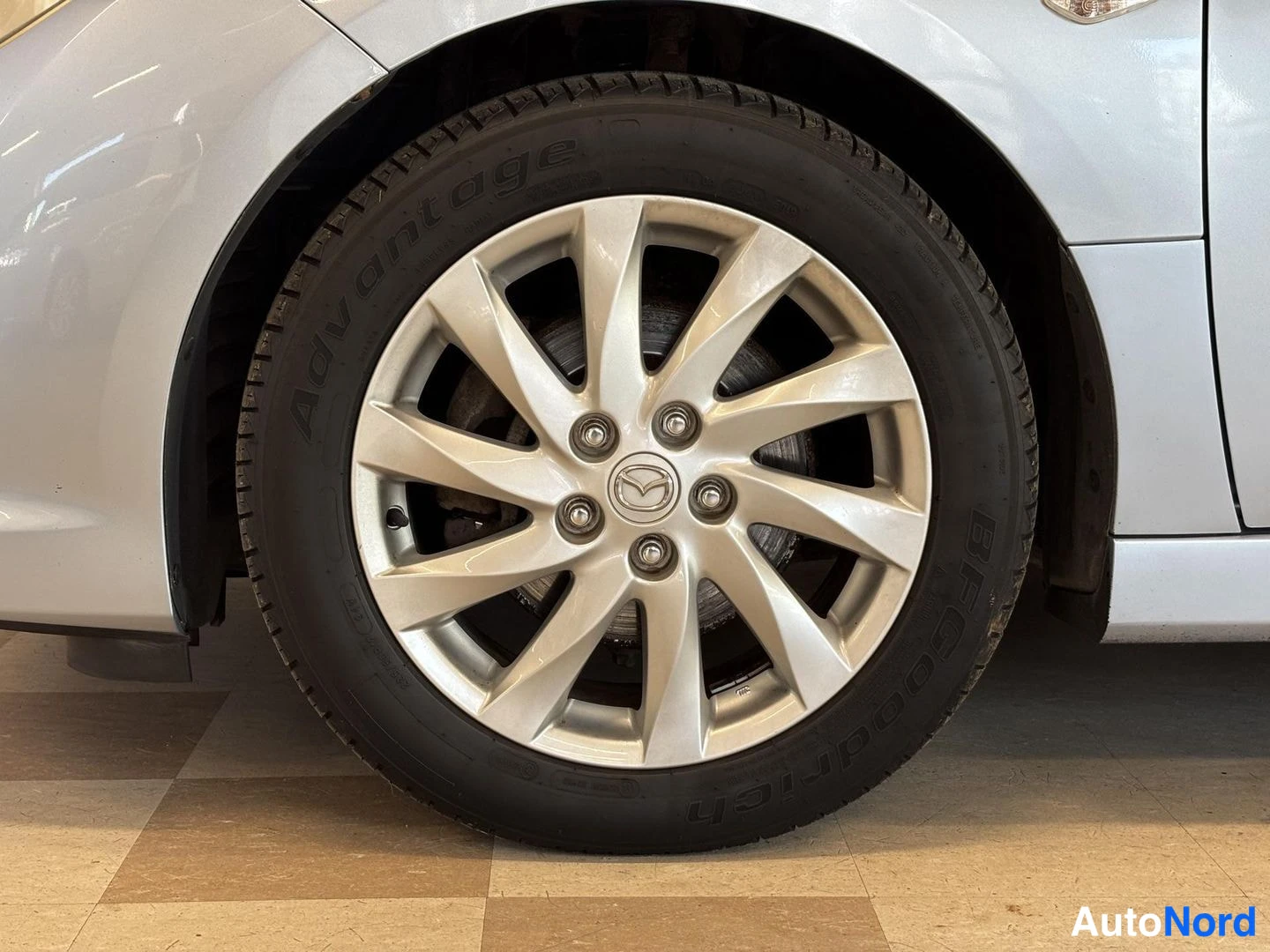 Sininen Mazda 6 2012, sivulta, kuva 9