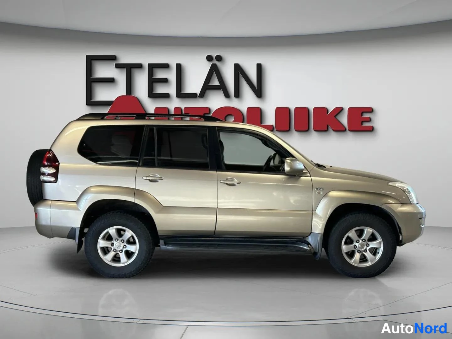 Beige Toyota Land Cruiser 2003, sivulta, kuva 4