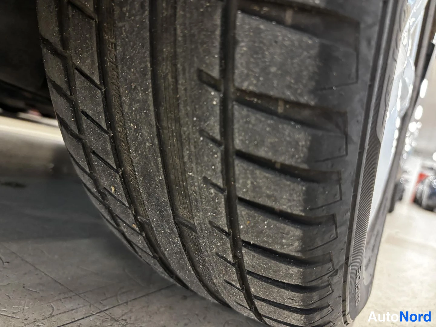 Muu: Lähikuva renkaan kulutuspinnasta ja urista.