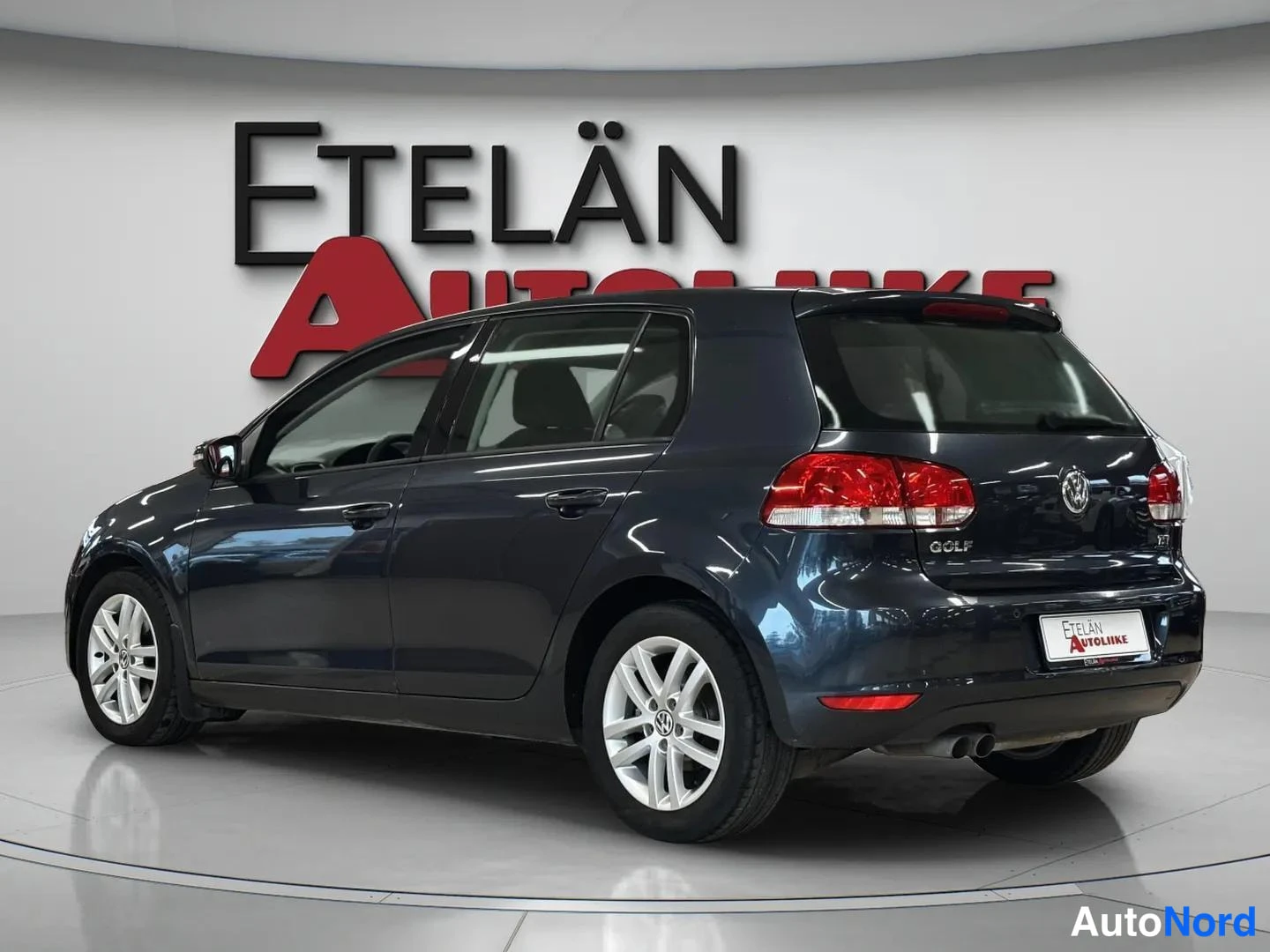 Takaviisto: Tummansininen Volkswagen Golf takaviistosta kuvattuna, takavalo ja kylki näkyvät.
