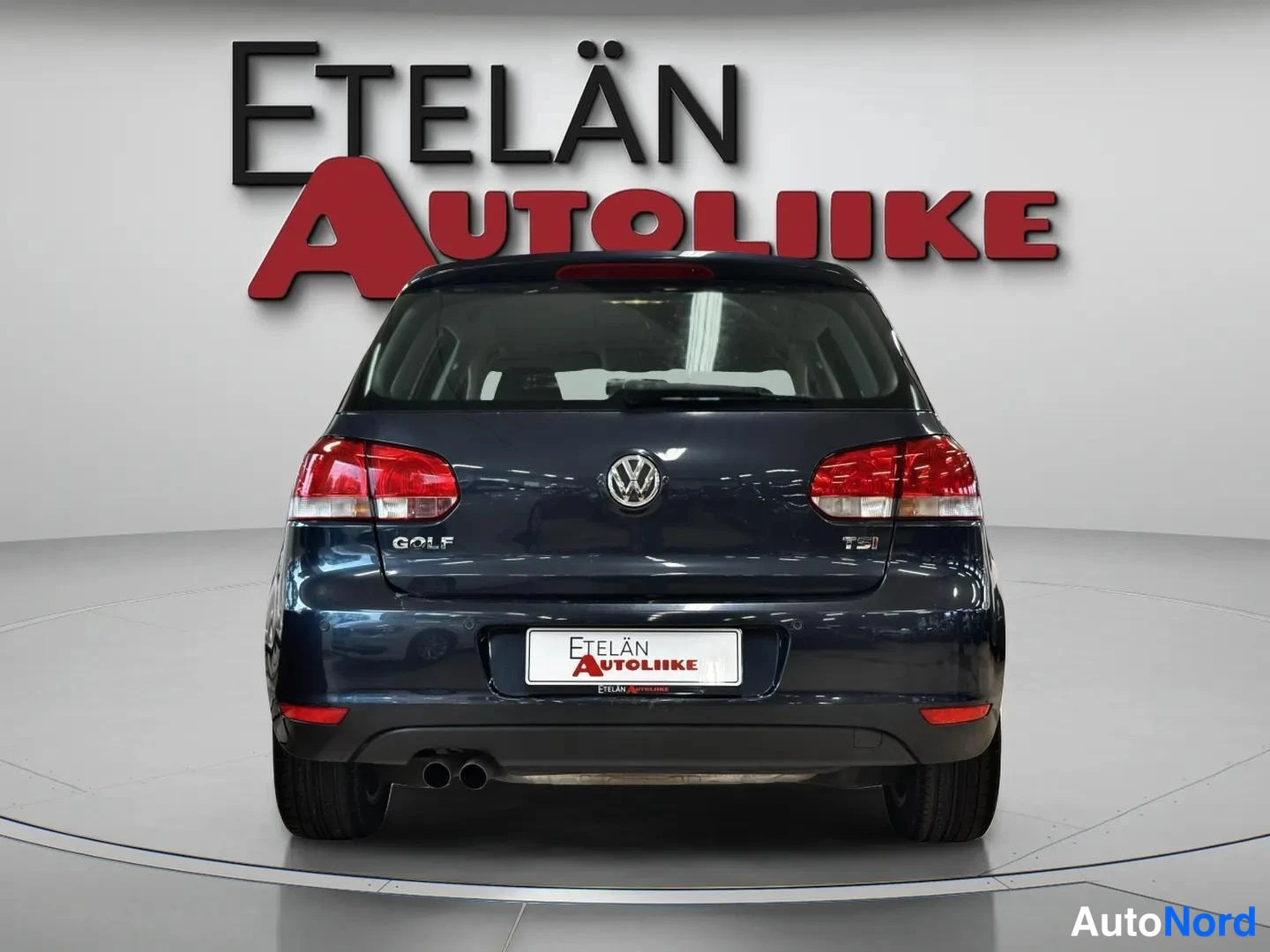 Takaa: Tummansininen Volkswagen Golf suoraan takaa kuvattuna, TSI-merkintä ja kaksiosainen pakoputki näkyvissä.