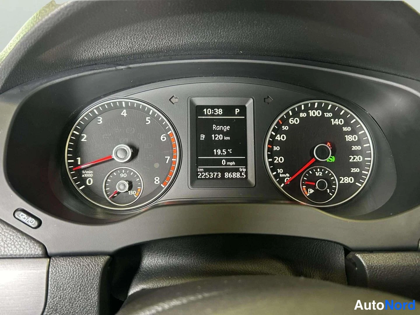 Yksityiskohta: Dash board showing tachometer, speedometer and digital display with odometer reading.
