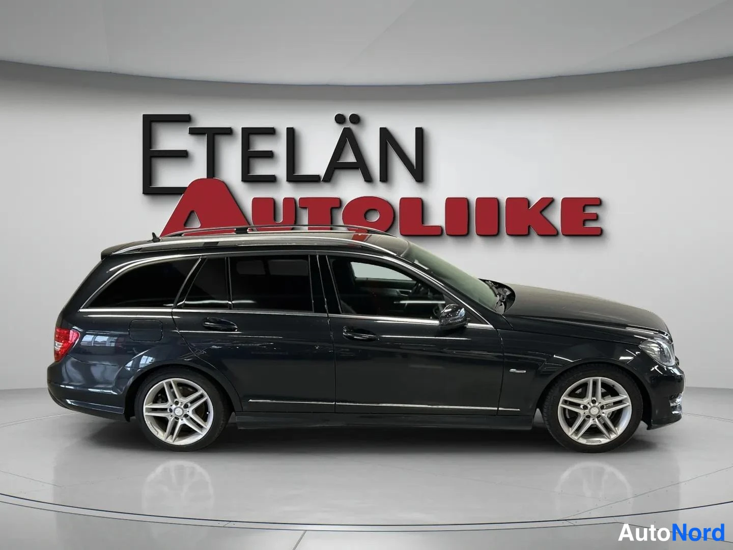 Sivulta: Musta Mercedes-Benz farmari sivulta kuvattuna.