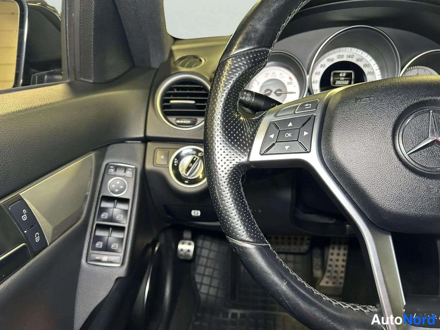 Muu: Ohjauspyörä Mercedes-tähtimerkillä, mittaristo, ikkunoiden ja peilien kytkimet ovipaneelissa.