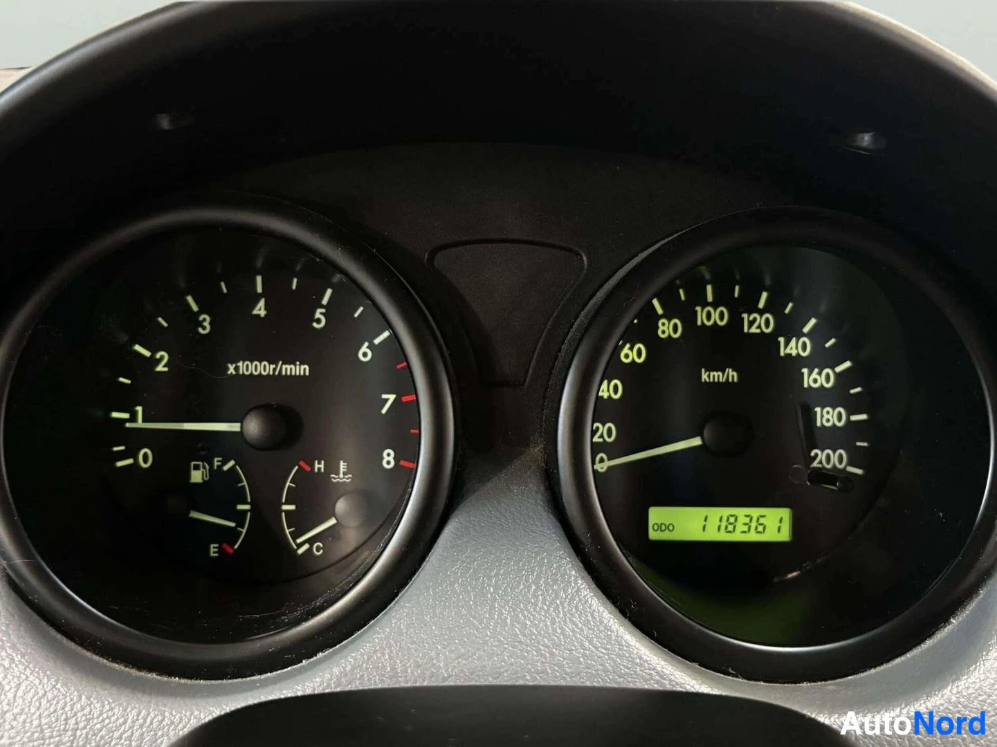 Yksityiskohta: Mittaristo: nopeusmittari asteikolla 0–200 km/h, kierrosmittari 0–8 x1000r/min, polttoaine- ja lämpötilamittarit sekä ODO-lukema 118361.